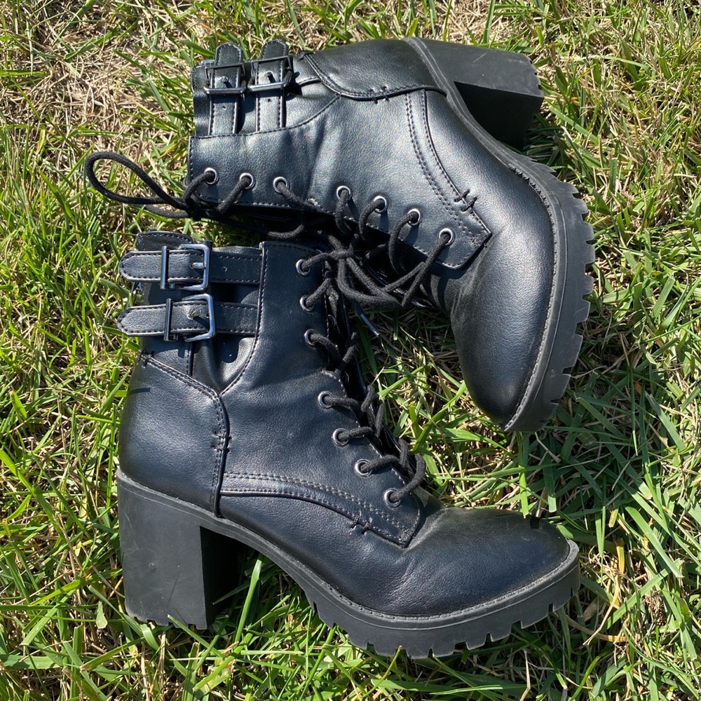 *SOLD* STEVE MADDEN COMPTON BOOTS